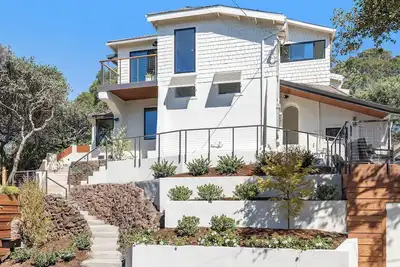 Image de Oakland/Piedmont Hills. Private Hilltop Home with Sweeping Views Near Everything