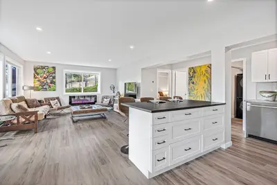 Image de Peaceful Forest Suite with Lake Views and Hiking!