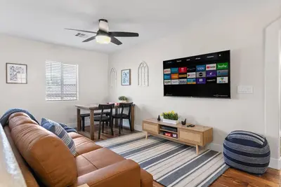 Image de Spacious 5 Bd Home w/Theater, Billiard, and More!
