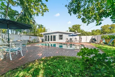 Image de 3 bedroom / 2Bath Poolhome with lake access near the Beach.