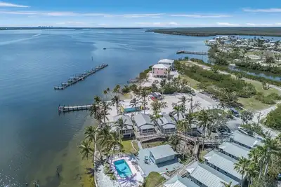 Charming Cottage in the Heart of Matlacha – Walk to Shops & Bay Views!