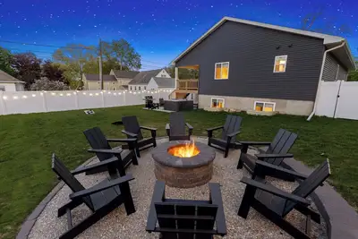 Image de Brand New Construction w/Hot tub, Firepit, Fenced in Yard and walk to downtown.