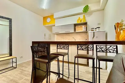 Image de Yellow studio with air conditioning and garage next to shopping center.