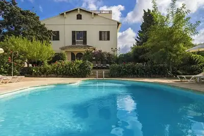 Large country house with swimming pool near the sea