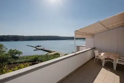 Image de Appartement d'une chambre avec la terrasse et la vue sur le mer Palit, Rab (A-24303-c)