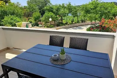 Image de Appartement d'une chambre avec la terrasse et la vue sur le mer Palit, Rab (A-24303-d)