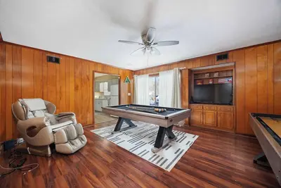 Image de 4-Bed Haven Pool Table, Shuffleboard Massage Chair