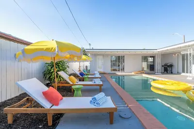 Image de Tropical Retreat on Sheridan • Near Beach & Parks