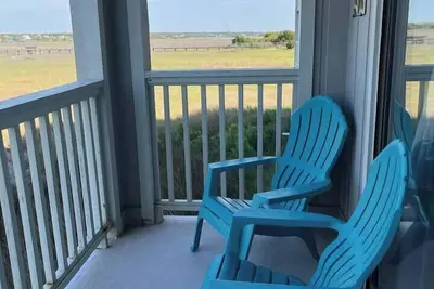 Image de “Artist nest” North end 2 minute walk to beach