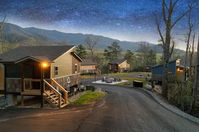 Hot Tub Treehouse Cabin #8 | 24 min to Gatlinburg