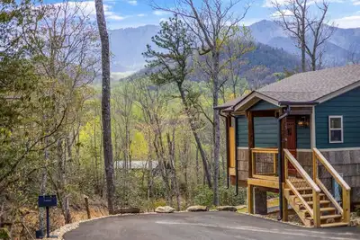 Hot Tub Treehouse Cabin #10 |24 Min to Gatlinburg