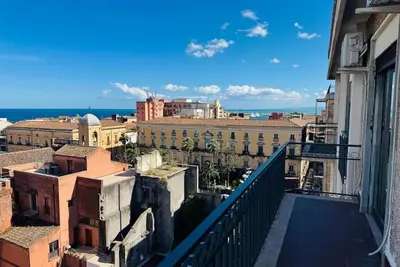 Image de Appartement mansardé moderne avec vue sur la mer