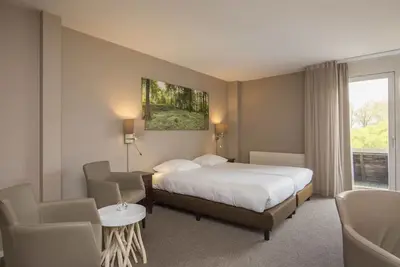 Image de Relax and Unwind with Free Parking, On-Site Dining, and Stunning Lake View