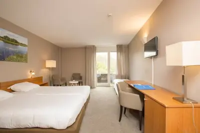 Image de Comfort and Serenity Await with Free Parking, Beautiful Views, & On-Site Dining