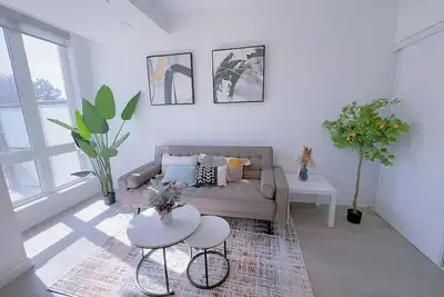 Image de Stylish oasis for the whole family. 5 minutes to shopping, dining and transit!