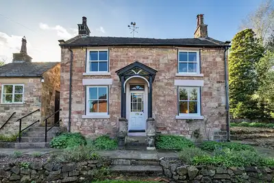 Image de Charmant cottage avec oasis de jardin, Sans dépôt