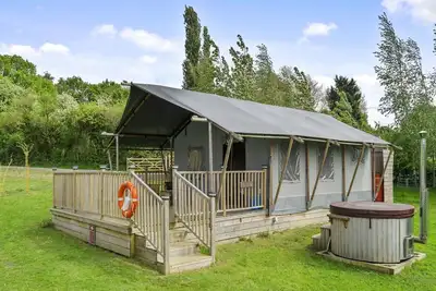 Image de Tente Safari près du lac Hertford avec spa