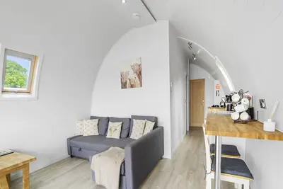Image de Chalet Ă Hertford avec Jacuzzi et Lac