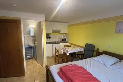 Image de Studio en rez de chaussée à 2, 5 kilomètres du centre ville