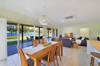 Image de Just come, relax and forget about the world in this oceanfront oasis