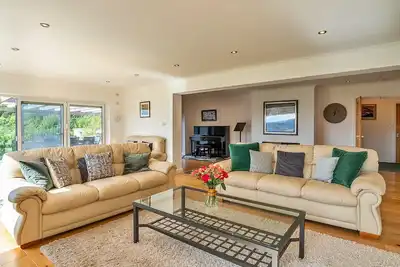 Image de Cottage Ă Whitestone avec jardin & salle de jeux