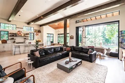 Image de This idyllic Suncadia home features a speakeasy, cowboy cold dip, outdoor shower, private library, chef's kitchen, golf course views, and More