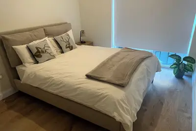 Image de Ensuite Modern Bedroom