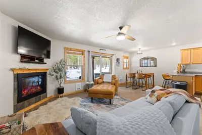 Image de Grandma's Hideaway - walk to downtown, private hot tub, pet friendly with patio
