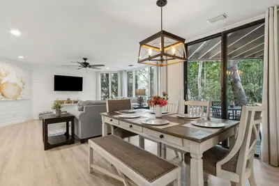 Image de Omni Aip Poolside One-Story Villa, 8-Min Walk to Beach, Wagon & Chairs Included!