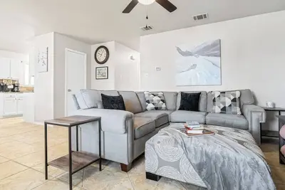 Image de This house is a 3 bedroom(s), 2 bathrooms, located in Austin, Tx.