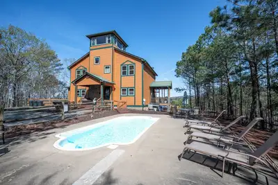 Image de Poolside Mountain Retreat- Family-sized, pet-friendly, pool, hot tub, private