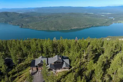 Image de Ski Access, Overlooking the Lake + Private Hot Tub & Pets Considered