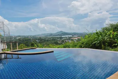 Image de Luxurious 2-bedroom penthouse with ocean views, balcony, and infinity pool