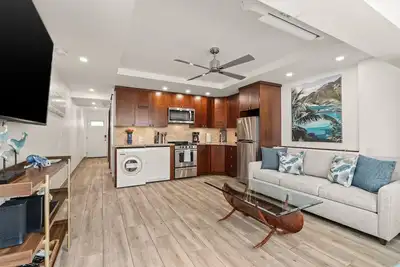Image de Gorgeously Renovated Suite 2 Blocks from Beach in Heart of Waikiki! Parking!