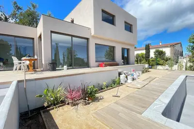 Image de Villa avec piscine à débordement à 10 mn des plages d’Argeles sur mer.