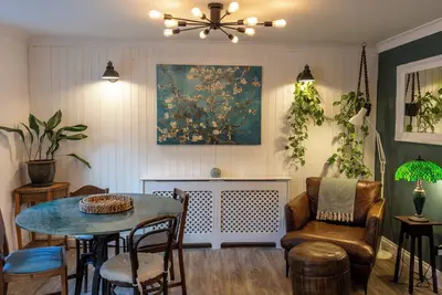 1 minute walk to beaches, pubs & restaurants, on historic Harbour of Charlestown