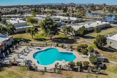 Image de 2 Bedroom Condo with Community Pool and Parking