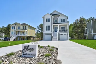 Image de Stunning brand New 7 bedroom 5 bathroom home with elevator.