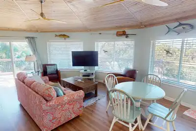 Image de Indian Pass 2Bdrm Cottage | Steps from the Beach