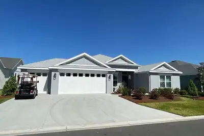 Image de Stunning new home with water view, screened lanai & golf cart!