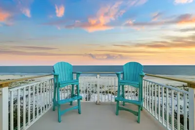 Image de Fall Stays Available! Gulf Front! Private Beach Access! Elevator! Dogs Allowed!