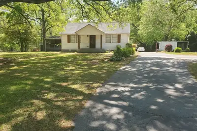 Image de Rustic Retreat & Smokehouse Eats, 3br Home, Event Space w/Food Truck Stockbridge