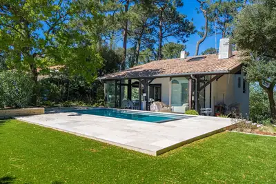 Image de Villa familiale climatisée avec Piscine