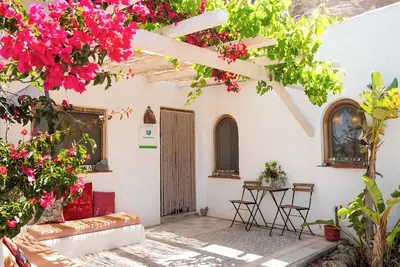 Image de Romantic rural Cave House - Short drive to the sea!