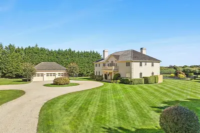 Image de Peaceful newly renovated sun filled 5 bedroom home in the heart of Water Mill