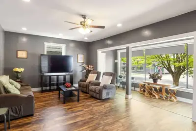 Image de Bright New Albany Home 12 Mi to Churchill Downs!