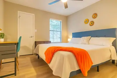 Image de Blissful King Room | Pool, Gym & Parking