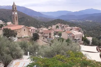 villa 4 personnes l'aghia vue sur le village, calme, 2 chambres, une terrasse