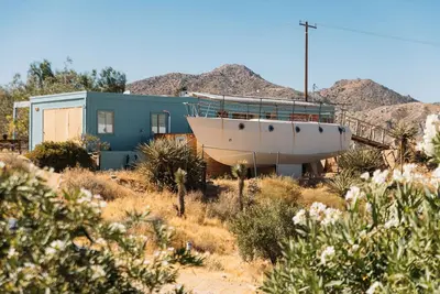 Image de Elegant 2-bedroom w/ vintage trailers, 80-foot pool & hot tub, A/C, wifi, & more