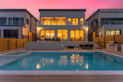 Image de New Luxury 4, 000 Sf Waterfront Home w/Pool, Sleeps 20